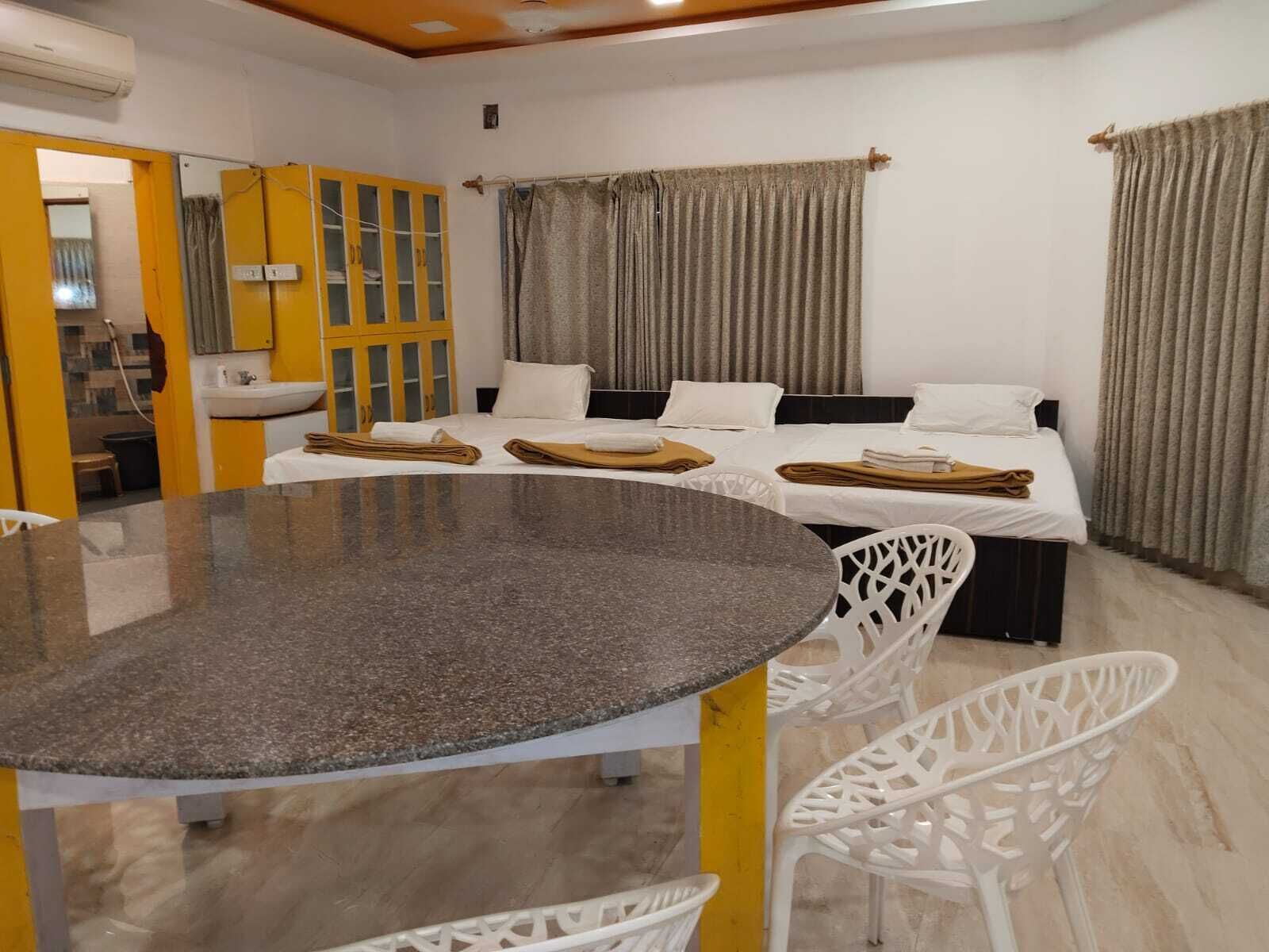 Ein Hotelzimmer mit einem Bett, einem runden Tisch und weißen Stühlen.