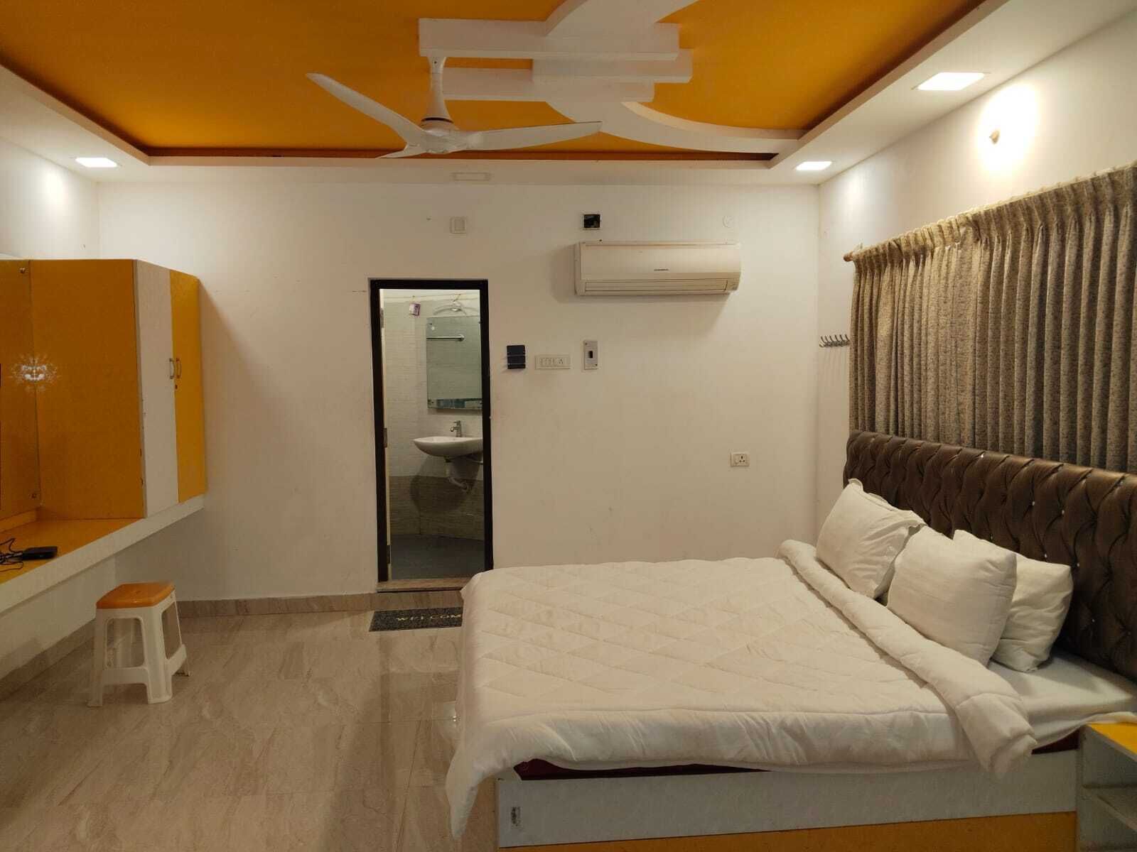 Bureau, espace de travail pour ordinateur portable, Wi-Fi gratuit