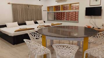 Schreibtisch, laptopgeeigneter Arbeitsplatz, kostenloses WLAN