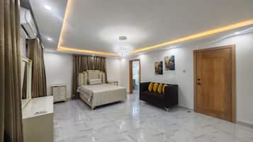 5 habitaciones, tabla de planchar con plancha, wifi y ropa de cama