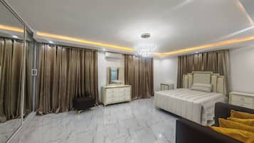 5 habitaciones, tabla de planchar con plancha, wifi y ropa de cama