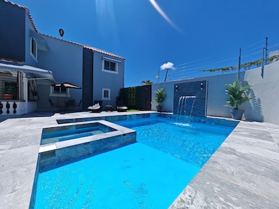 Spacious 5-bedroom villa with private Pool, Jacuzzi, AC, WiFi, BBQ, in SD Este