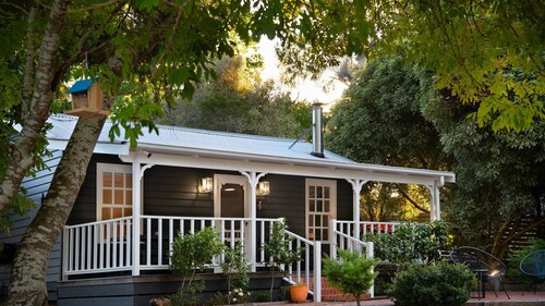 Wrenwood Cottage 2 bedroom miners cottage with wood fire, 6 seater outdoor spa and 2 person indoor s