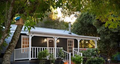 Wrenwood Cottage 2 bedroom miners cottage with wood fire, 6 seater outdoor spa and 2 person indoor s