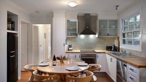 Geladeira, micro-ondas, fogão, lava-louças