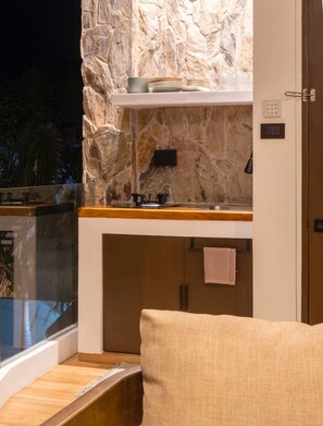 Deluxe-villa - delvis havudsigt | Privat køkken | Minikøleskab, kogeplade, elkedel, køkkentøj/tallerkener/redskaber