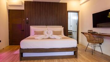 Villa Deluxe - utsikt mot trädgården | 1 sovrum, värdeförvaringsskåp på rummet och skrivbord