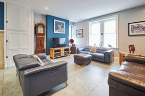 House | Living area | Fireplace