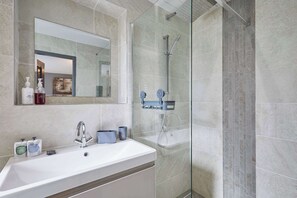 House | Bathroom | Shower, hair dryer, towels - Mount Cottage, 5-beds, Sleeps 10, Pet Friendly (Newcastle-upon-Tyne)