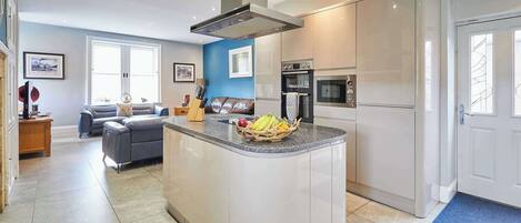 House | Private kitchen | Fridge, microwave, oven, stovetop
