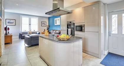 Mount Cottage, 5-beds, Sleeps 10, Pet Friendly