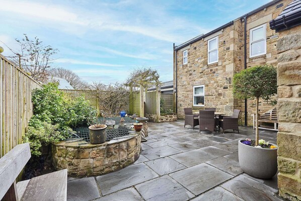 House | Outdoor dining - Mount Cottage, 5-beds, Sleeps 10, Pet Friendly (Newcastle-upon-Tyne)