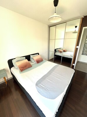 3 chambres, fer et planche à repasser, literie fournie