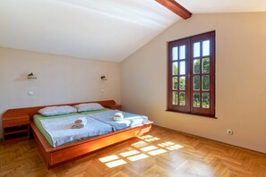 3 habitaciones, escritorio y tabla de planchar con plancha 