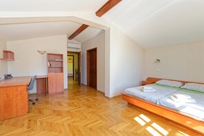 3 bedrooms, desk, iron/ironing board, travel crib - Vacation home Harmony - 4 persons, 3 bedrooms, barbecue, terrace (Radmani)