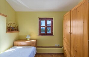 3 chambres, bureau, fer et planche à repasser, lit parapluie