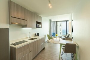 Microondas, lavavajillas, tetera/pava eléctrica, utensilios de cocina