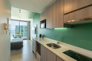 Microondas, lavavajillas, tetera/pava eléctrica, utensilios de cocina