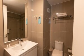 Douche, douche à « effet pluie », sèche-cheveux, serviettes fournies