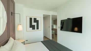 Suite estudio superior, 1 cama de matrimonio grande, vistas a la ciudad | Caja fuerte, cortinas opacas, tabla de planchar con plancha