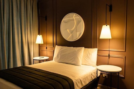 Superior Studio Suite, 1 King Bed, City View | In-room safe, iron/ironing board, free WiFi