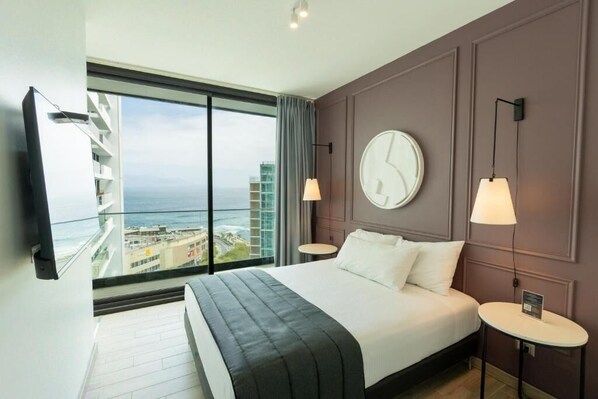 Coffres-forts dans les chambres, fer et planche à repasser