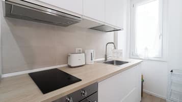 Studio (0 Bedroom) | Private kitchen | Microwave, oven, stovetop, dishwasher