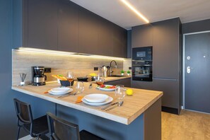 Geladeira, micro-ondas, lava-louças, cafeteira/chaleira