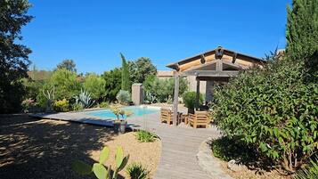 Een verwarmd zwembad