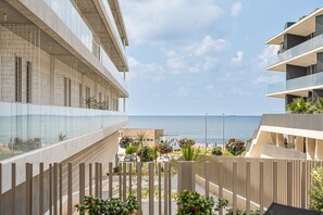 Un edificio moderno con balcones con vistas a la playa.