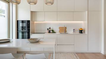 Micro-ondes, four, lave-vaisselle, cafetiĂšre/bouilloire