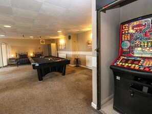 Games room - Newfield Apartment (Bishop Auckland)