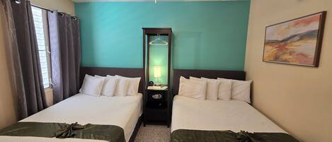 Quarto quádruplo superior | Cortinas blackout, Wi-Fi de cortesia