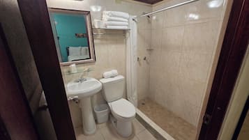 Chambre Familiale, balcon, vue ville | Salle de bain | Douche, serviettes fournies, savon, shampoing
