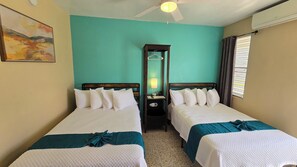 Chambre quadruple Deluxe | Rideaux dâobscurcissement, accĂšs au Wi-Fi (inclus), literie fournie
