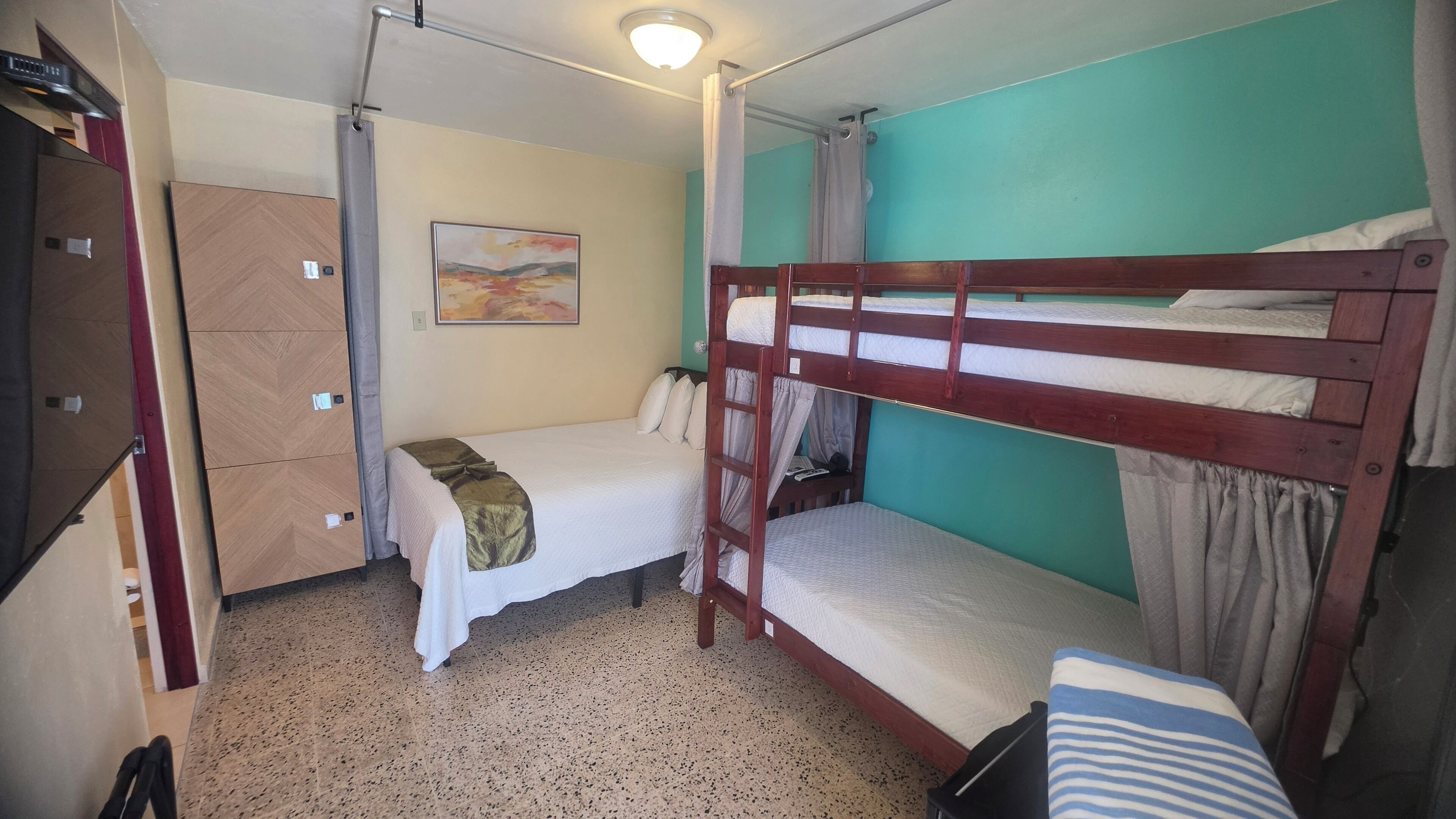 Familiekamer, balkon, uitzicht op de stad | Verduisterende gordijnen, gratis wifi, beddengoed