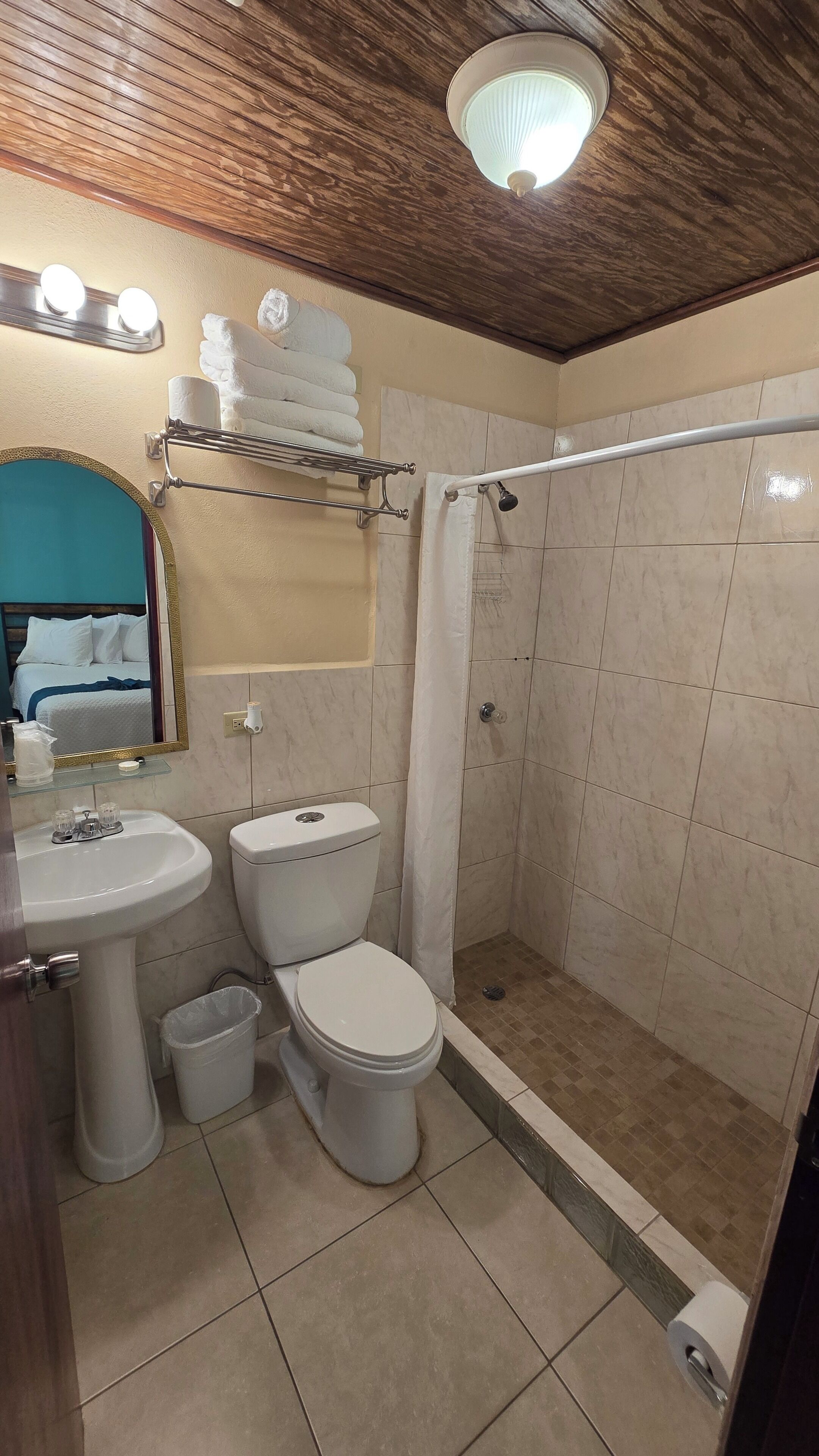 Een badkamer met een wastafel, toilet en douche.