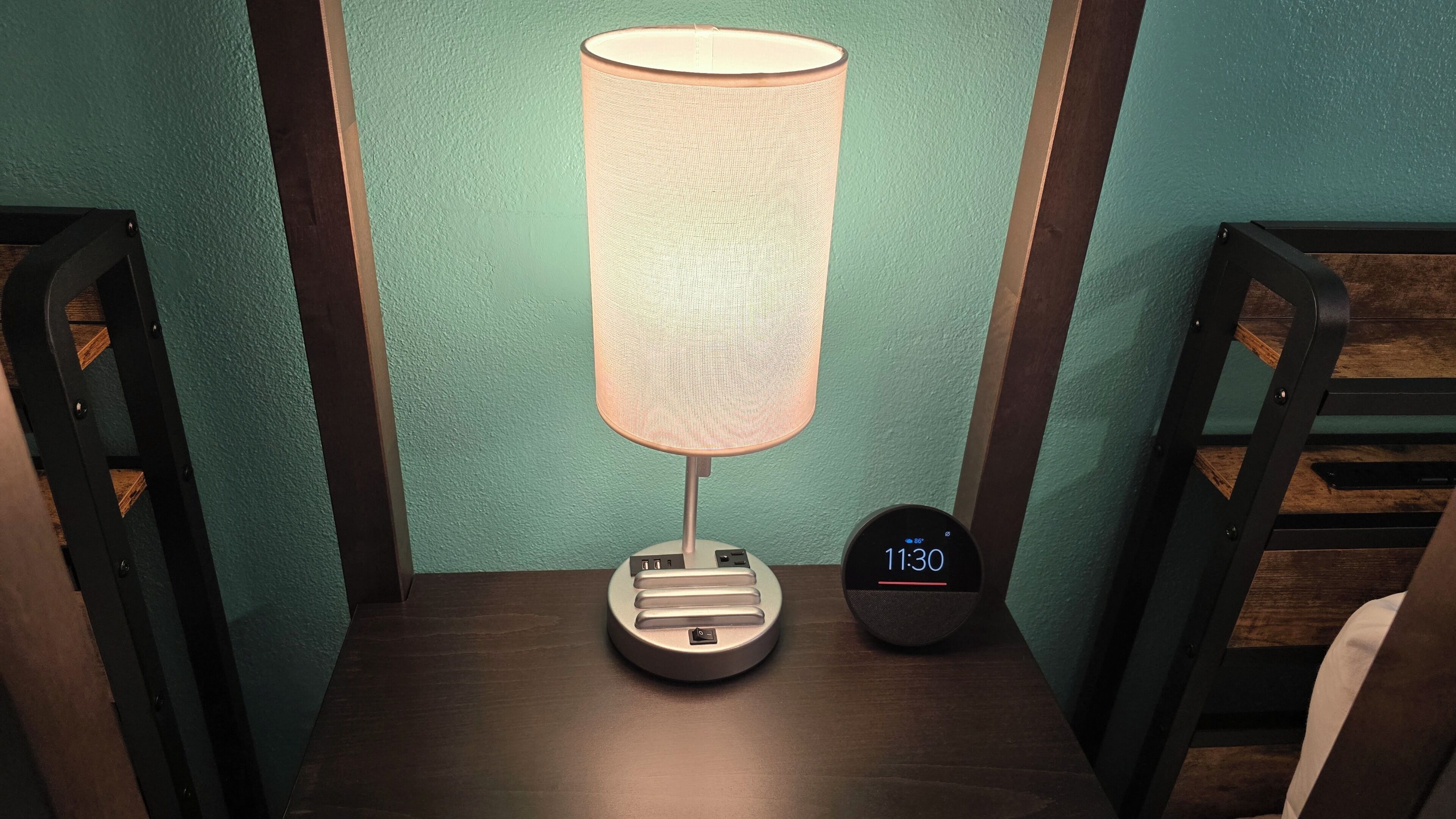 Een tafel met een lamp en een digitale klok waarop 11:30 uur staat.