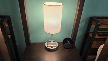 Een tafel met een lamp en een digitale klok waarop 11:30 uur staat.