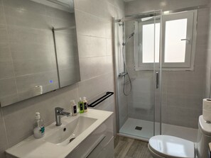Apartment, 3 Bedrooms, Balcony, City View | Bathroom