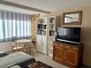 1 makuuhuone, silitysrauta/-lauta