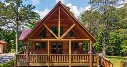 Stunning chalet close to Murphy. Hot Tub, Fire Pit, Dog Friendly, Ample Parking