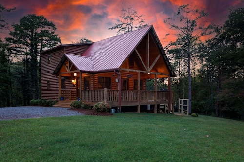 Stunning  chalet close to Murphy. Hot Tub, Fire Pit, Dog Friendly, Ample Parking