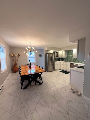 Dining - Spacious 3-bedroom apartment with AC, WiFi in fantastic Ventnor City, with a 10 (Ventnor City)