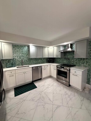 Fridge, microwave, oven, stovetop - Spacious 3-bedroom apartment with AC, WiFi in fantastic Ventnor City, with a 10 (Ventnor City)