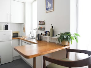Wasserkocher mit Kaffee-/Teezubehör, Kühlschrank, Ofen