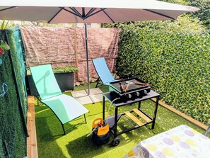 Outdoor dining - Well equipped studio with terrace, Sanary-sur-Mer (Sanary-sur-Mer)