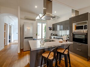 Kylskåp, mikrovågsugn, ugn och diskmaskin