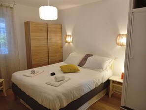 2 sovrum, strykjärn/strykbräda och sängkläder
