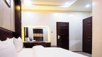 Quarto família, sacada, vista para a cidade | Escrivaninha, espaço de trabalho para notebook, cortinas blackout